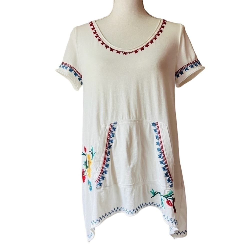 JOHNNY WAS WOMENS WHITE EMBROIDERED SHORT SLEEVE KANGAROO POCKET TEE SZ S